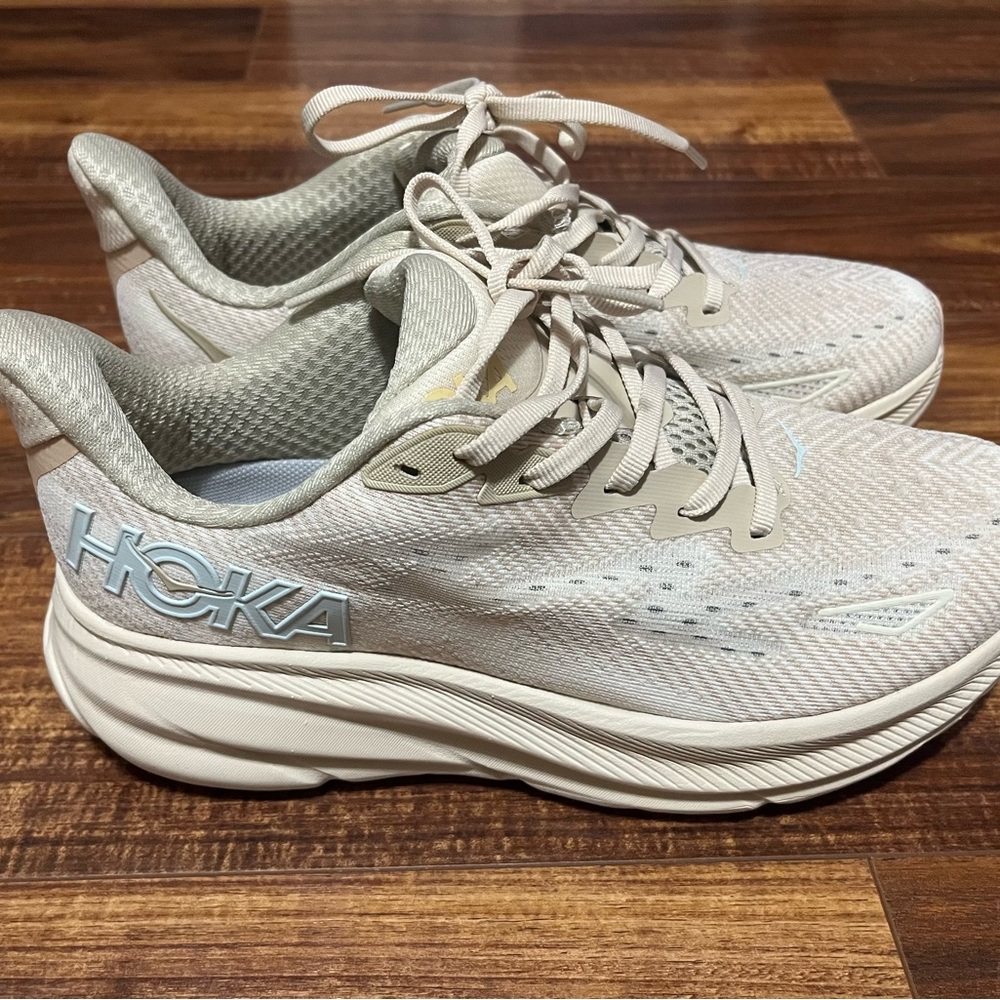 Hoka Clifton 9 in Shifting Sand